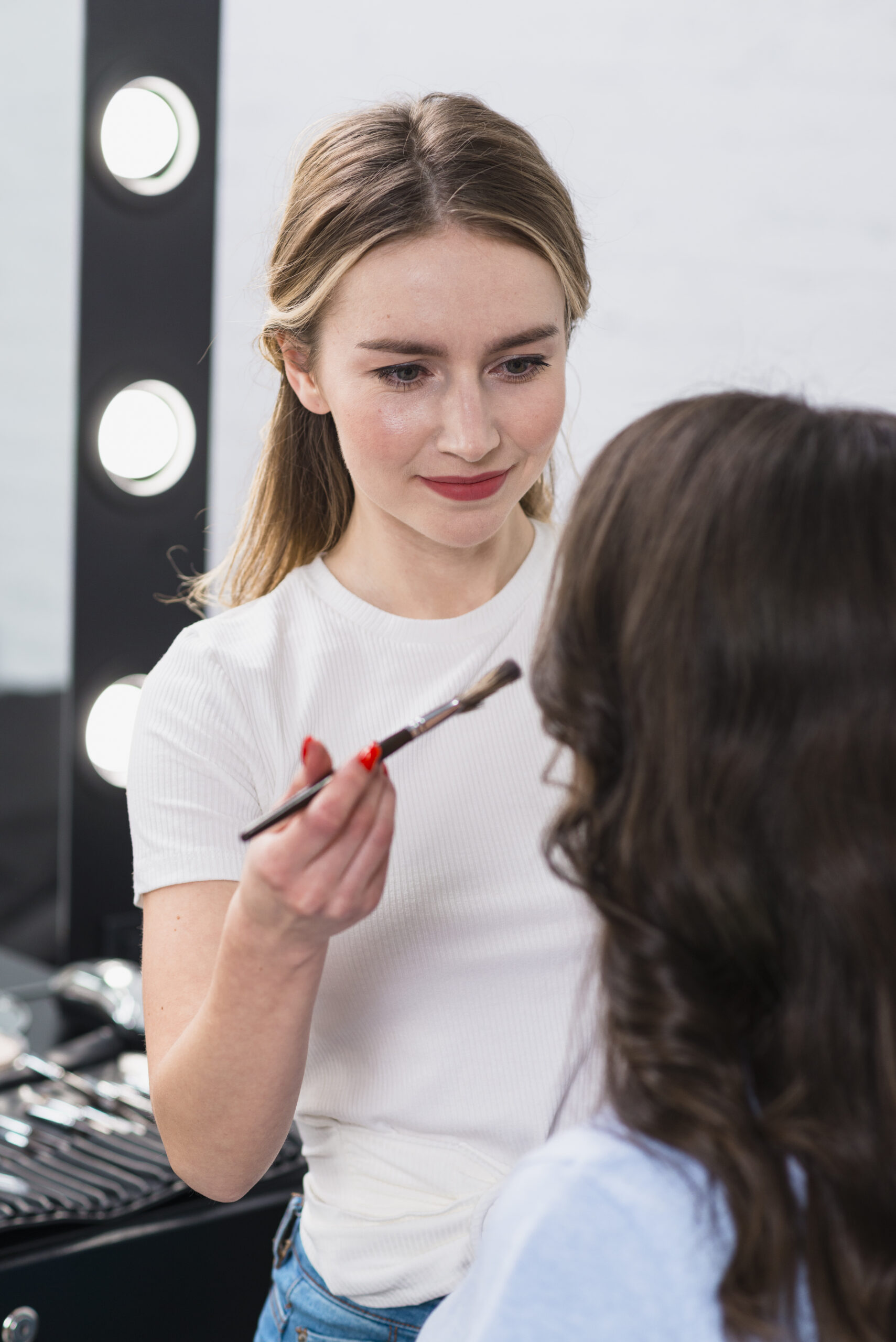 visagiste-making-facial-makeup-brunette-model-studio (1)